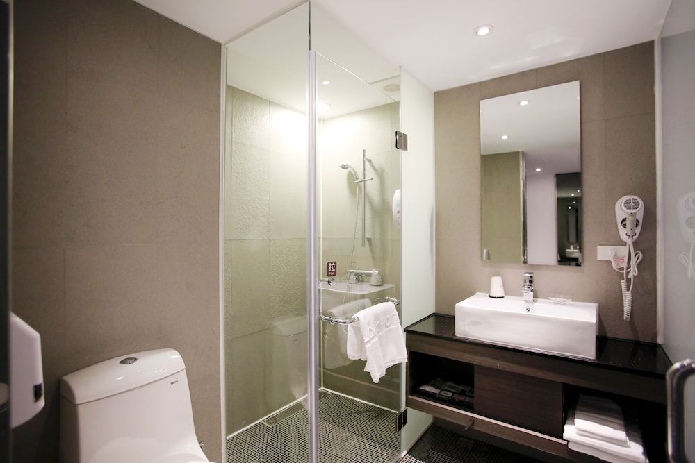 Chiayi Look Hotel Quadruple Room (Random Design) 8