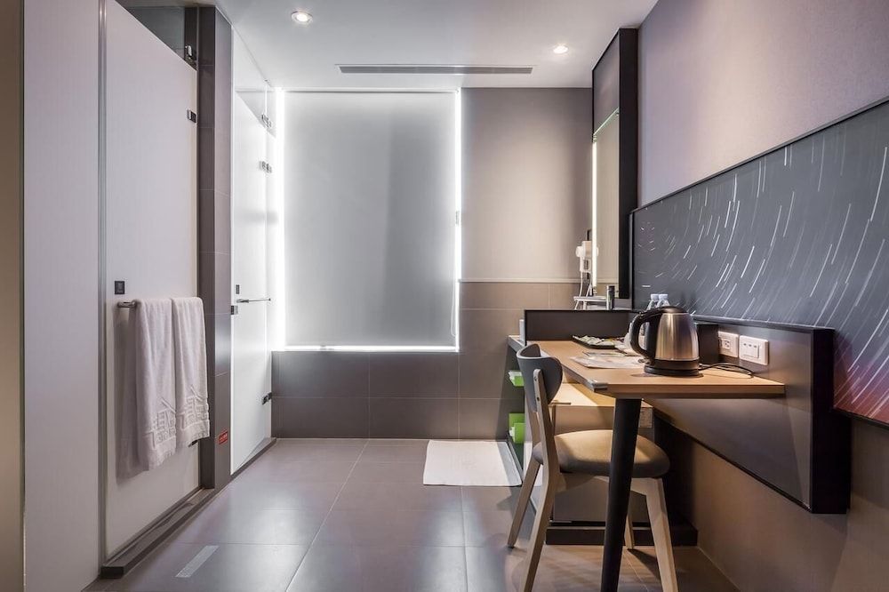 Walker-Taoyuan Business Twin Room (With Window) 5
