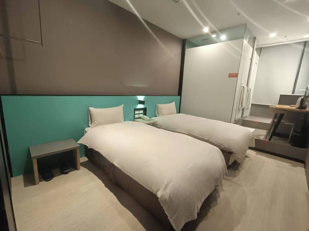 Walker-Taoyuan Business Twin Room (With Window) 3