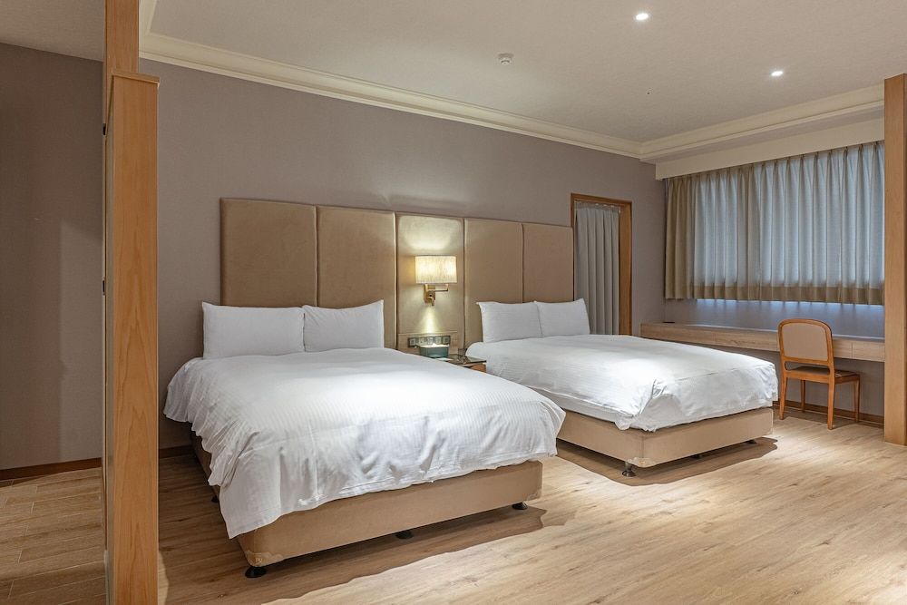 CHECK inn Select Tainan YongKang Deluxe Suite - For 6 People/Connected Room 5
