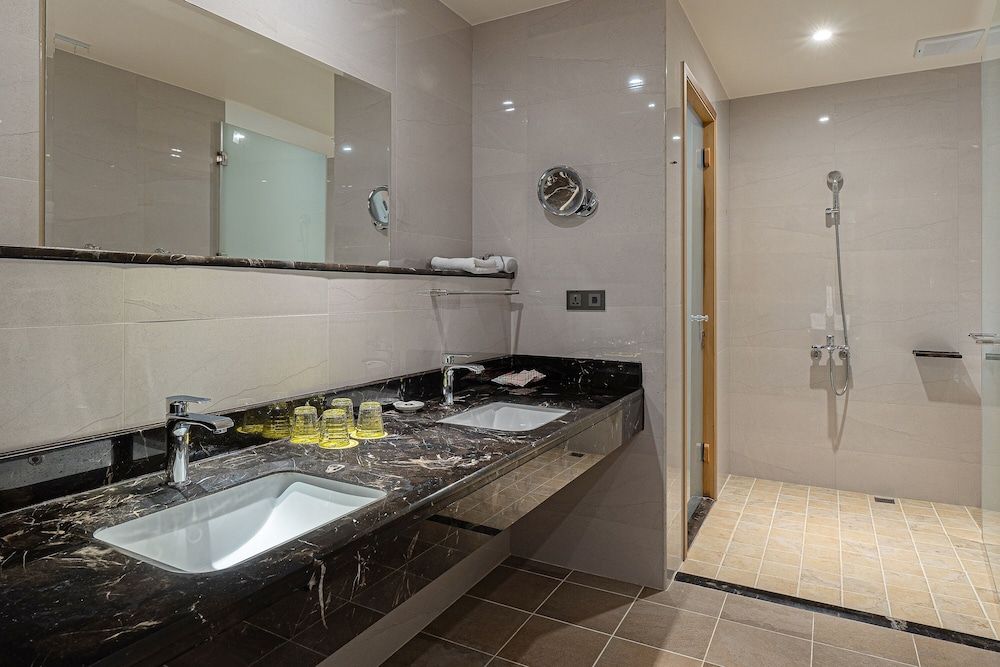 CHECK inn Select Tainan YongKang Deluxe Suite - For 6 People/Connected Room 7