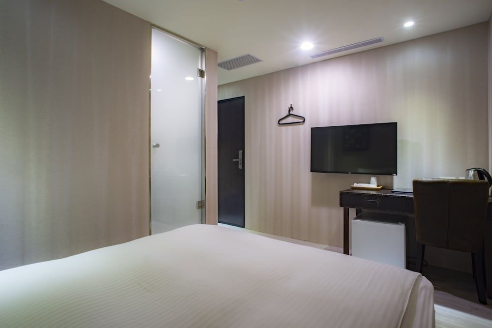 Xin She Hotel - Chungli Classic Double Room 6
