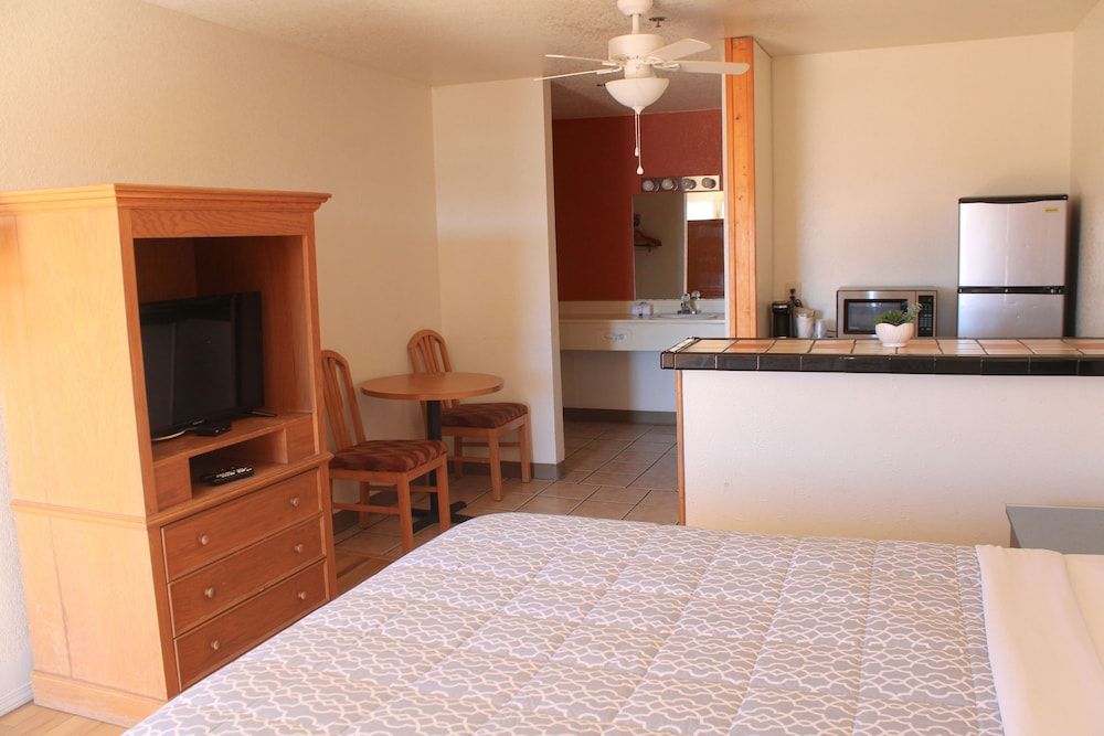 Suite, 1 Queen Bed, Non Smoking (Mini Suite)