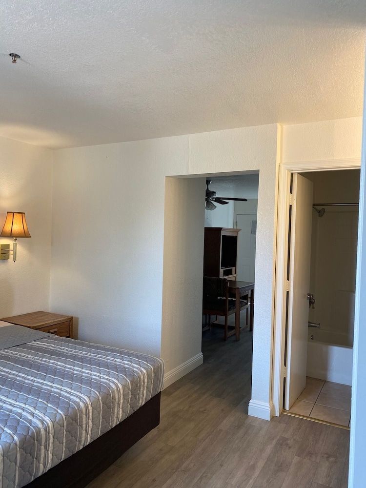 Suite, 1 Queen Bed, River View