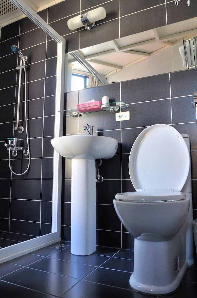 Hotel Queen Standard Double Room 9