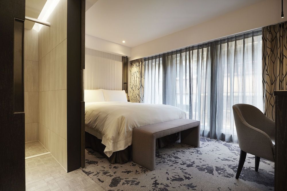 At Home Hotel Ximen Deluxe Double Room with Balcony 2