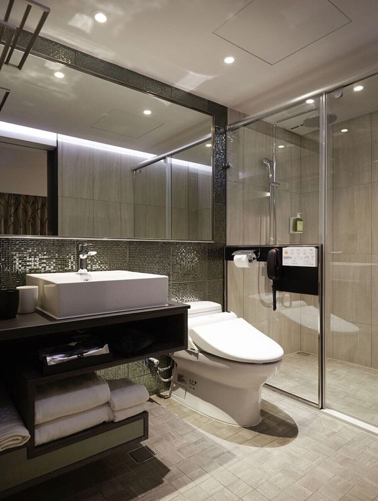 At Home Hotel Ximen Deluxe Double Room with Balcony 6