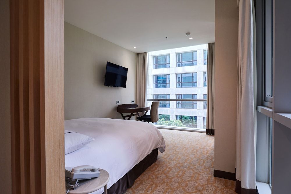 Senior Room, 1 Queen Bed, City View