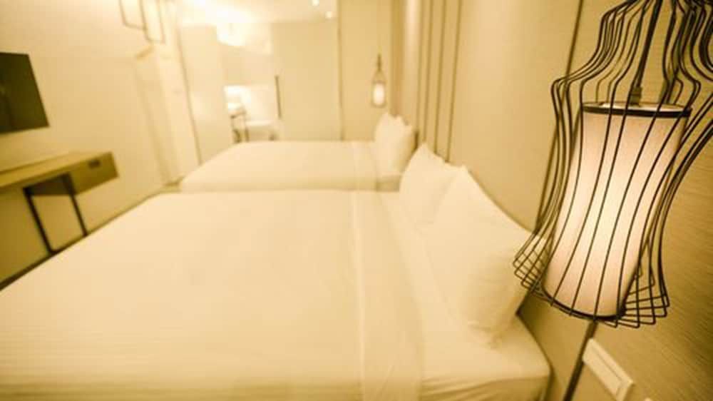 O2 Hotel Taipei Main Station Standard Quadruple Room, 2 Double Beds 2