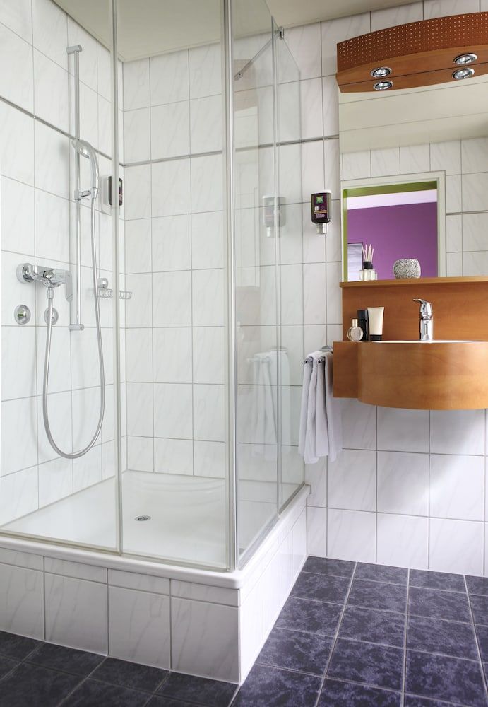 ibis Styles Luzern Standard Room, 1 Queen Bed 7