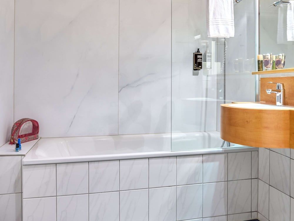 ibis Styles Luzern Standard Room, 1 Queen Bed 5