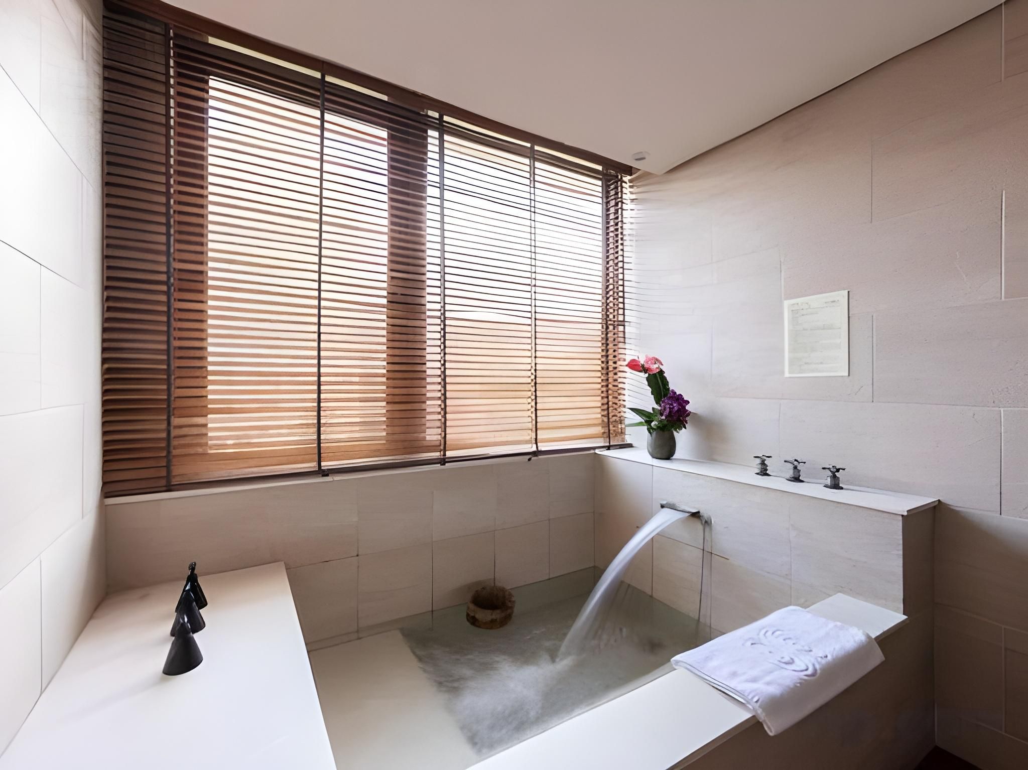 Standard Twin Beds Room