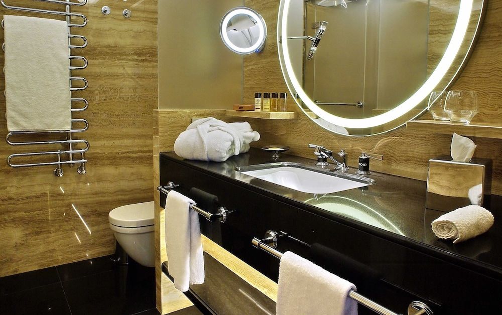 Hôtel Montaigne Standard Room, 1 King Bed, Courtyard View 5