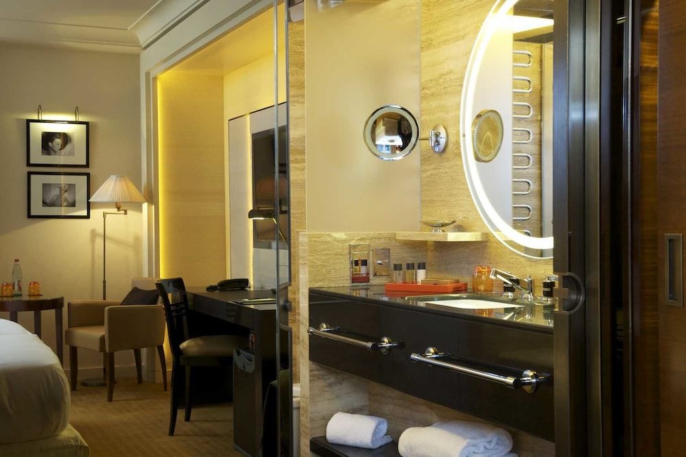 Hôtel Montaigne Standard Room, 1 King Bed, Courtyard View 7