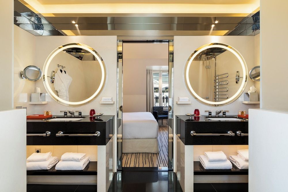 undefined Hôtel Montaigne 9