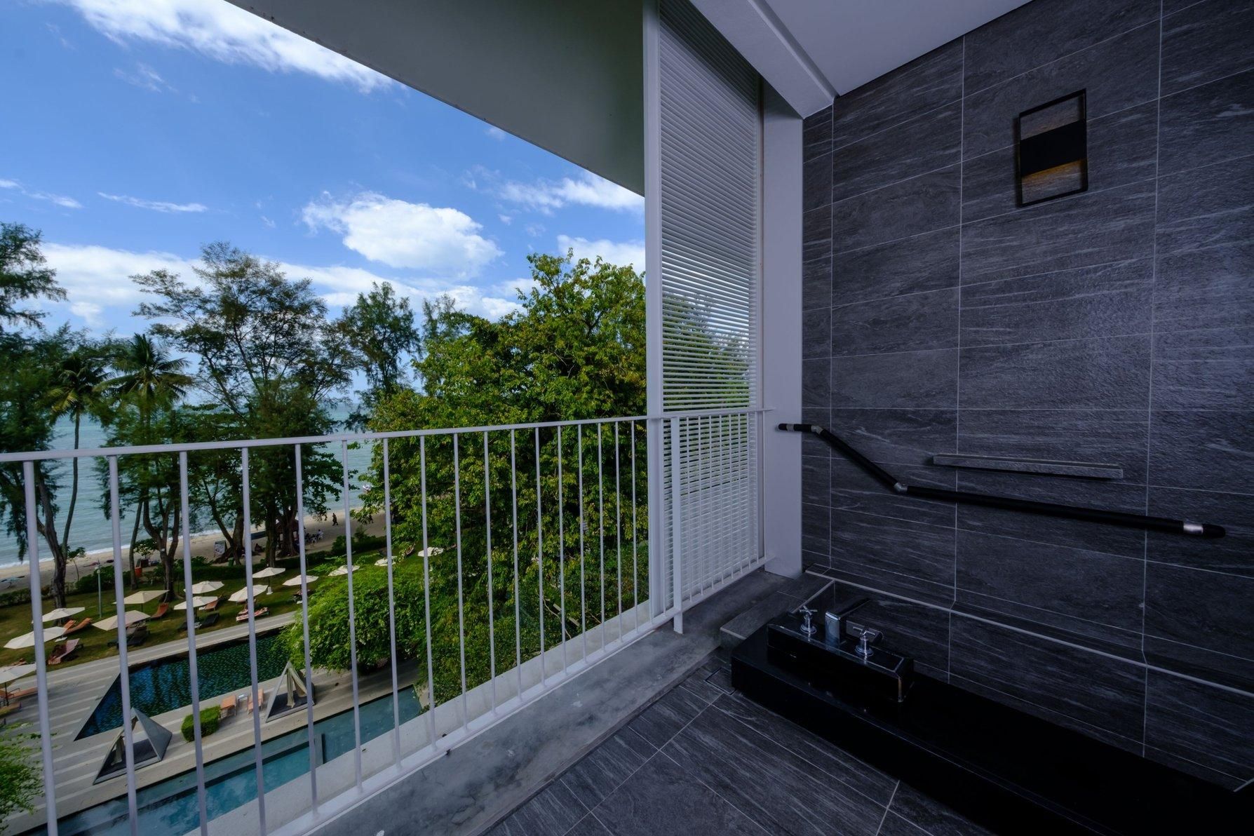 Deluxe Guest room, 1 King, Sea facing view, Balcony