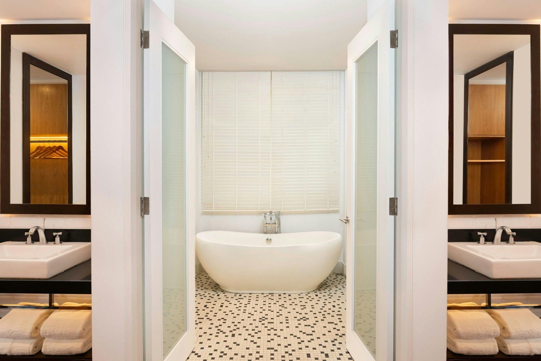 Grand Premier, 2 room Suite, Bedroom 1: 1 King, Bedroom 2: 1 King, Sea facing view, Balcony: 2