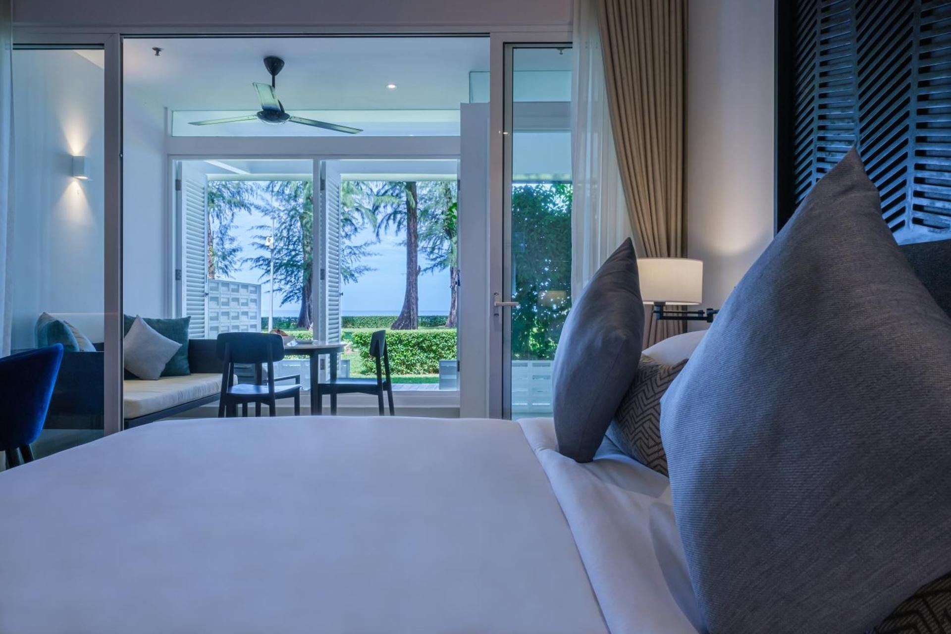 Premier Garden, Guest Room, 1 King, Sea Facing View, Patio