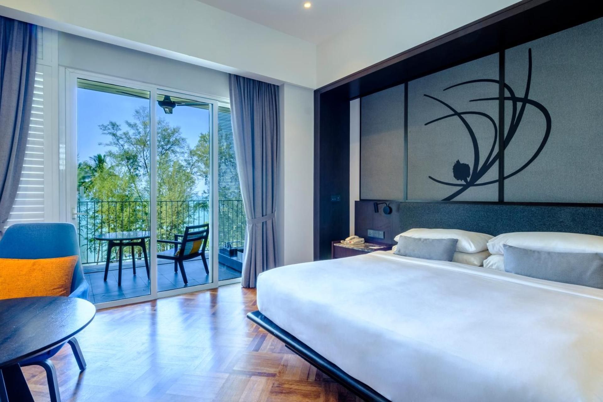 Deluxe Guest room, 1 King, Sea facing view, Balcony