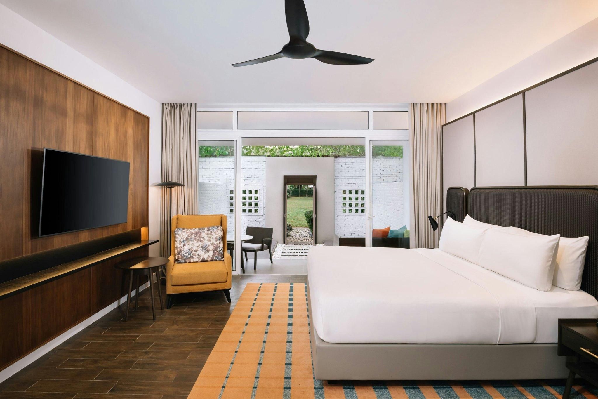 Premier Courtyard, Guest Room, King, Poolside, Patio
