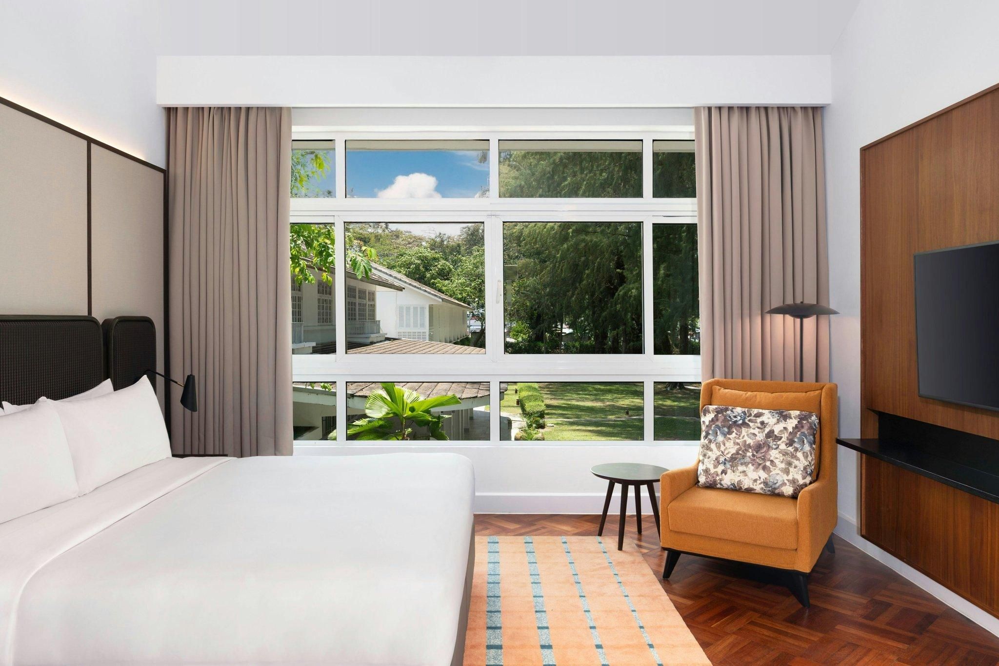 Premier, Guest Room, 1 King, Garden View