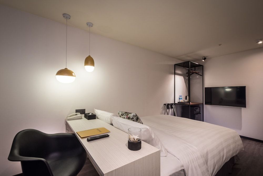 Goldinn Hotel Standard Double Room, No Windows 4