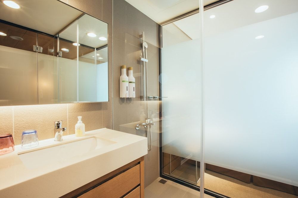 Mega Hotel Twin Room, No Windows 7