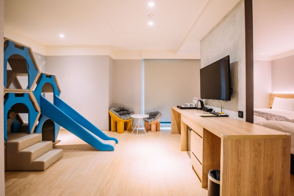 Mega Hotel Classic Quadruple Room, 2 Double Beds, Bathtub 8