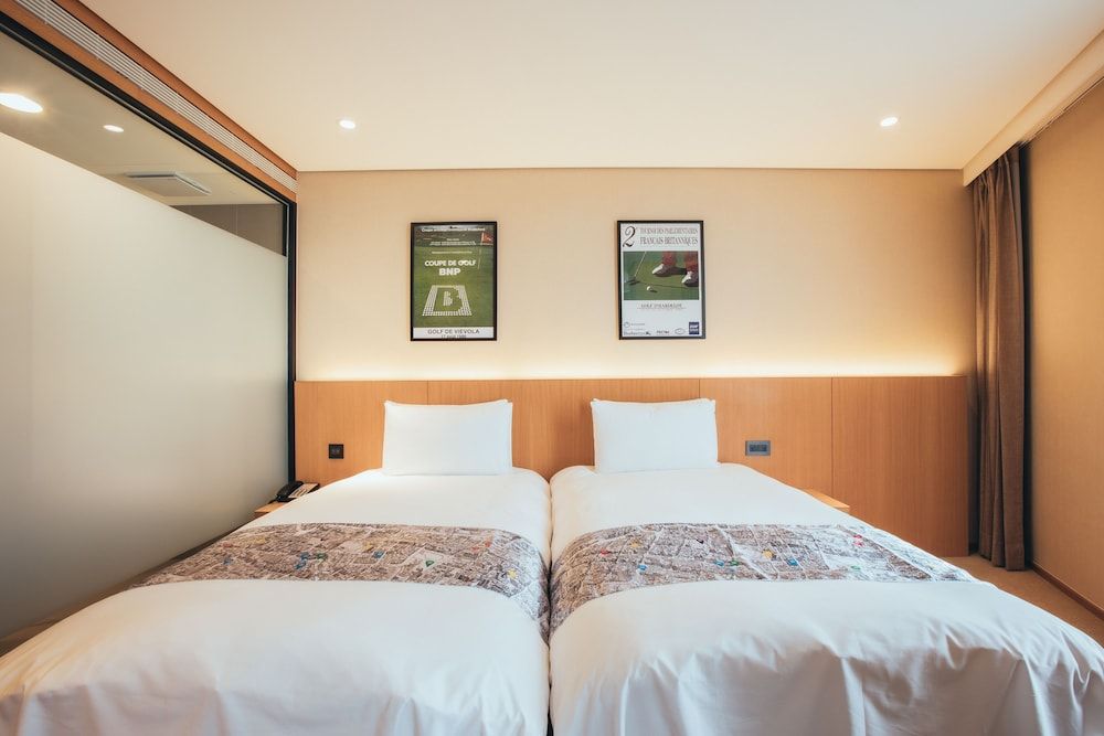 Mega Hotel Twin Room, No Windows 4