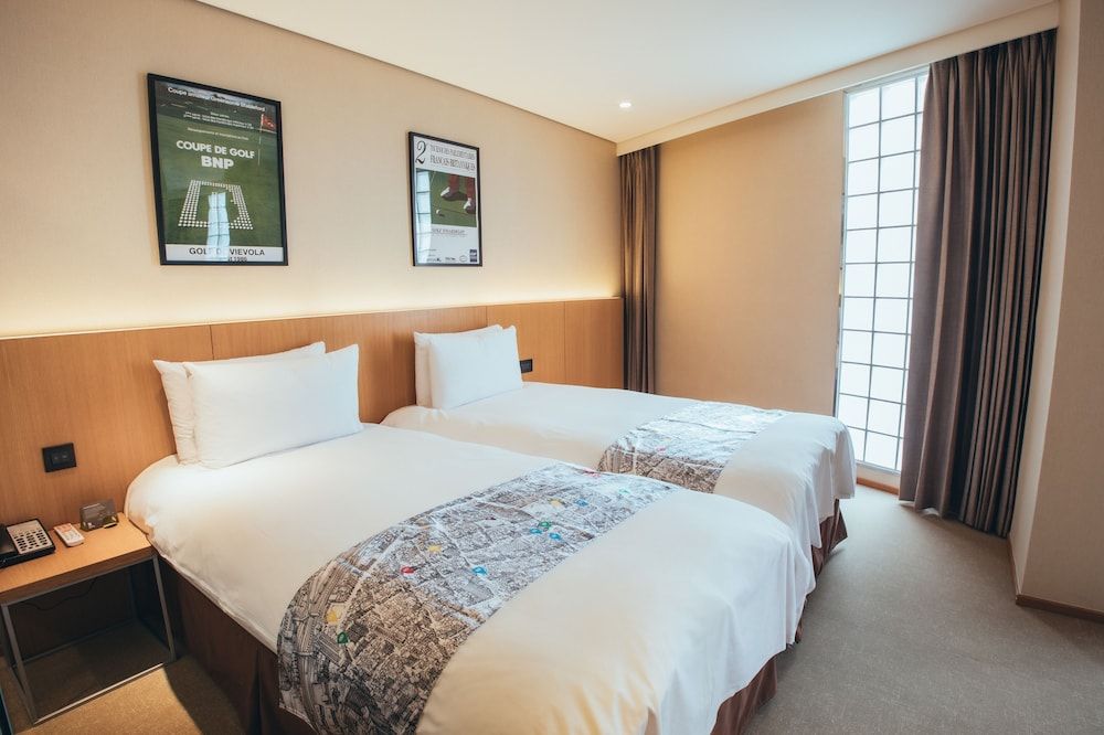 Mega Hotel Twin Room, No Windows 5