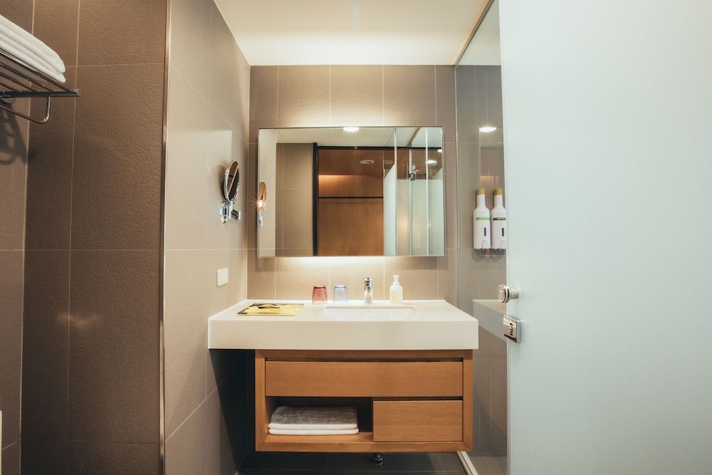 Mega Hotel Twin Room, No Windows 6