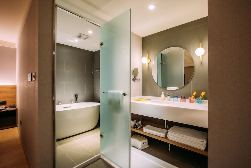 Mega Hotel Classic Quadruple Room, 2 Double Beds, Bathtub 7