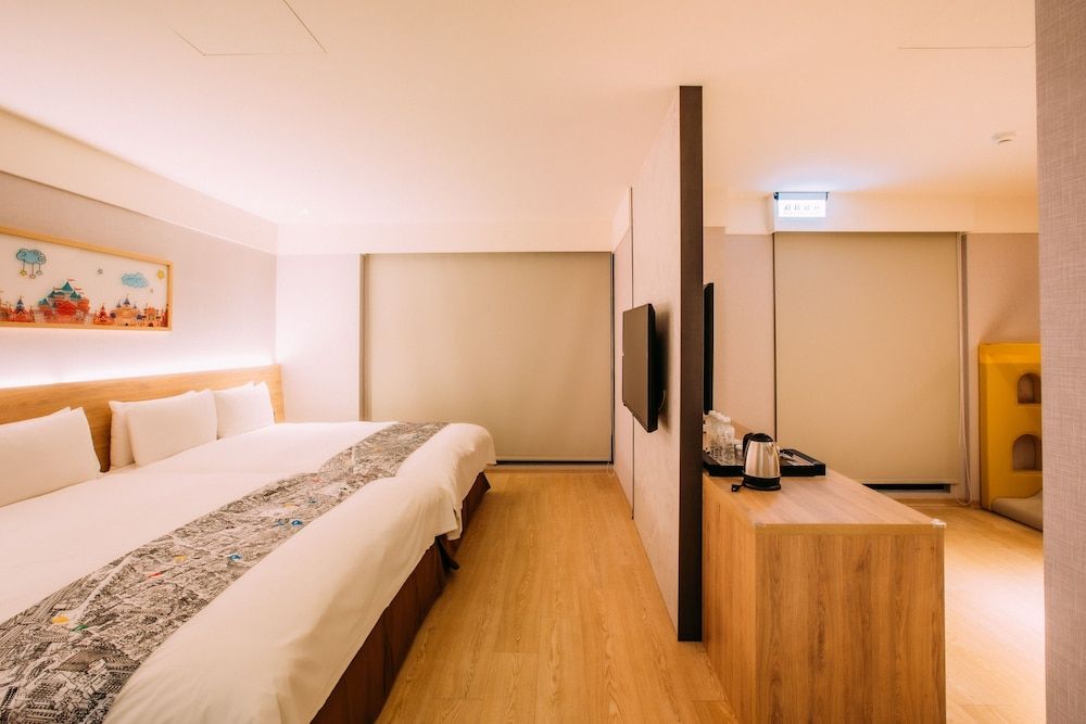 Mega Hotel Superior Quadruple Room, 2 Double Beds, Bathtub 14