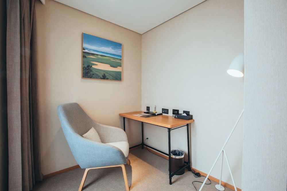 Mega Hotel Twin Room, No Windows 10