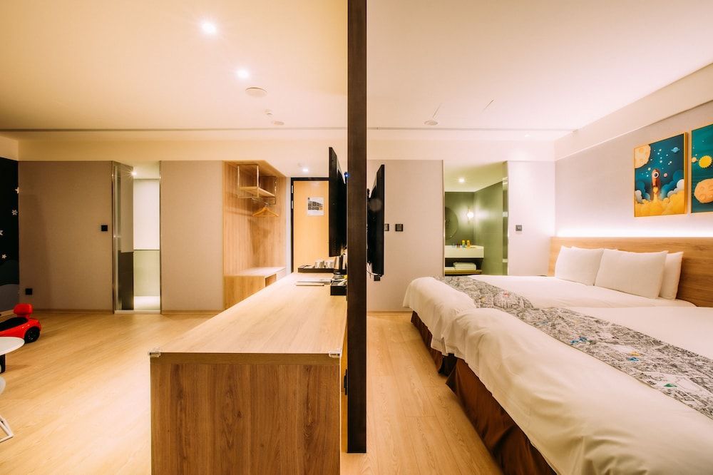 Mega Hotel Superior Quadruple Room, 2 Double Beds, Bathtub 3