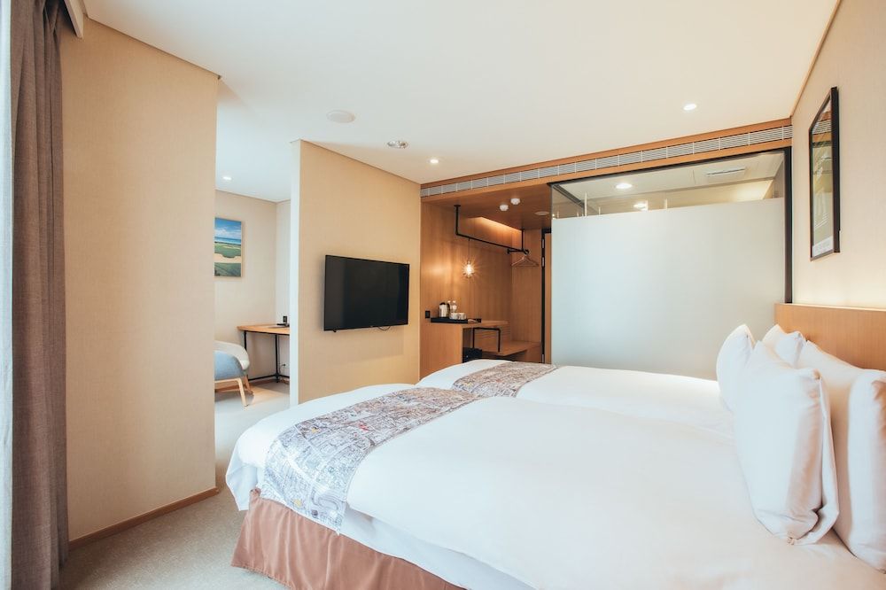 Mega Hotel Twin Room, No Windows 3