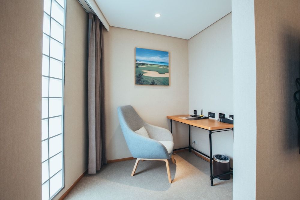 Mega Hotel Twin Room, No Windows 11