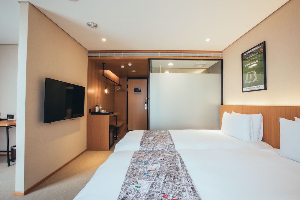 Mega Hotel Twin Room, No Windows 2