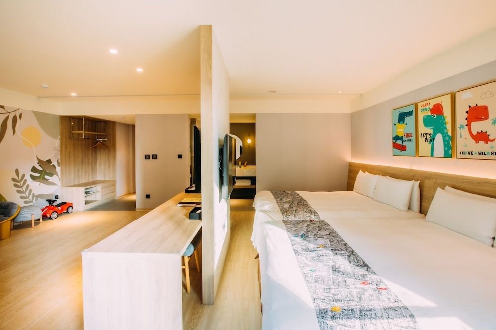 Mega Hotel Superior Quadruple Room, 2 Double Beds, Bathtub 9