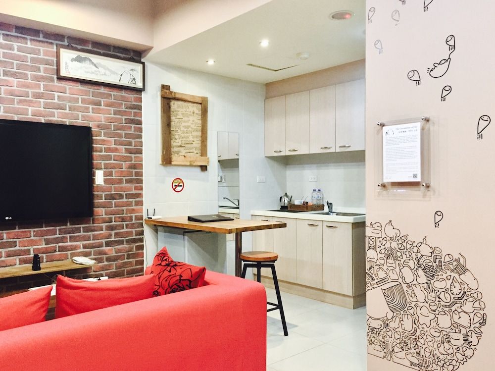 Bear Hotel Deluxe Twin Room 5