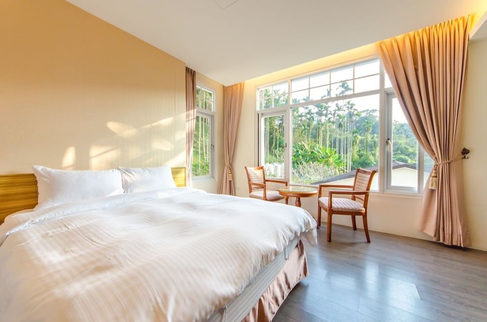 Butchard Villas Sun Moon Lake Deluxe Quadruple Room 3