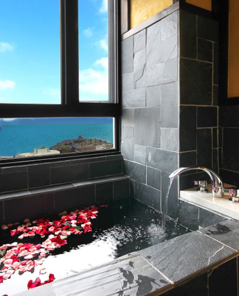 Sun Moon Lake Youngquan Hotels Double Room, 1 King Bed, Lake View 6