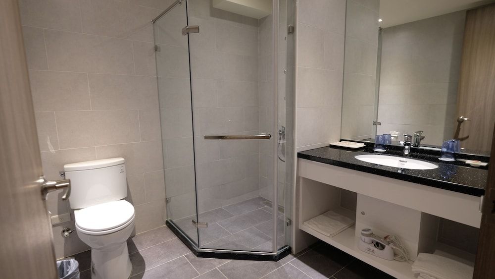 Chii Lih Hotel - Su Ao Superior Twin Room, 2 Twin Beds, No Windows 4