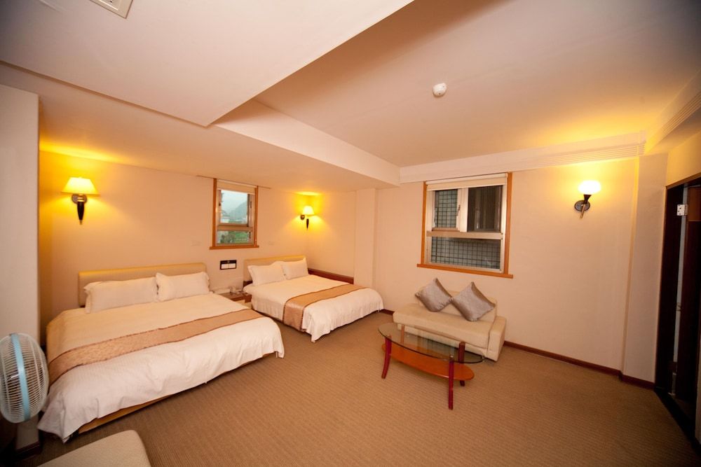 Tian Long Hotel Superior Quadruple Room 3