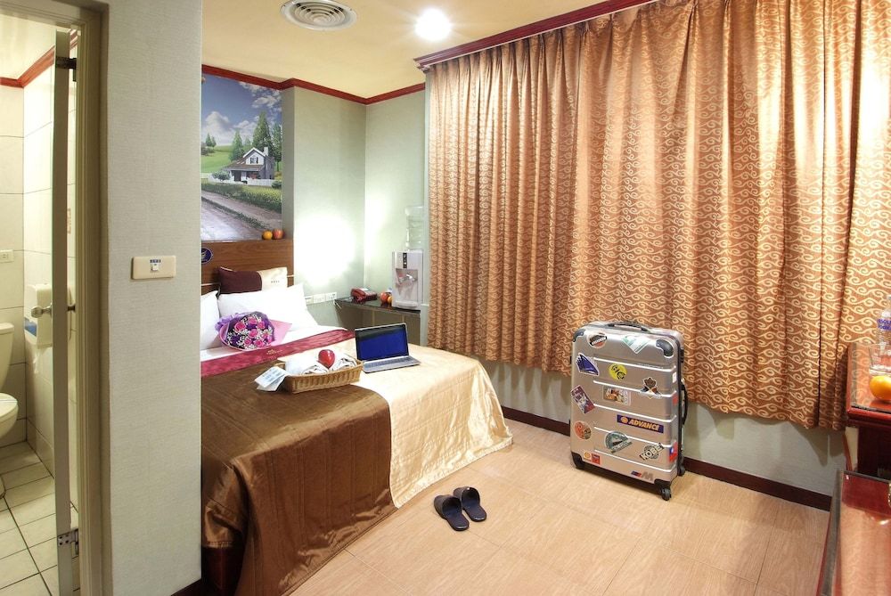 Golden Swallow Hotel Superior Double Room 4