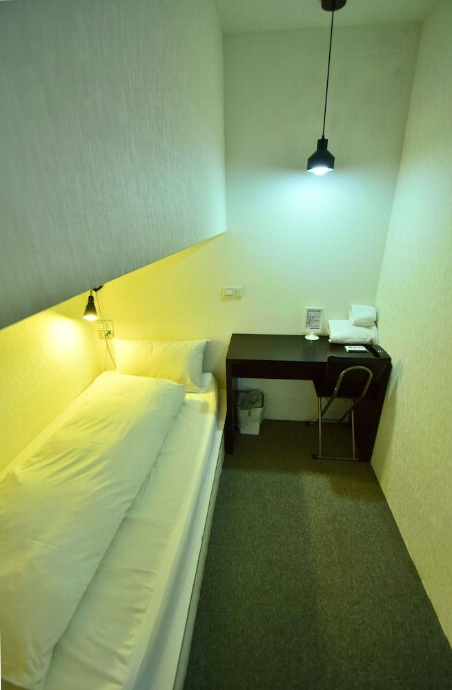 Single Room, Shared Bathroom (Lower Bed)