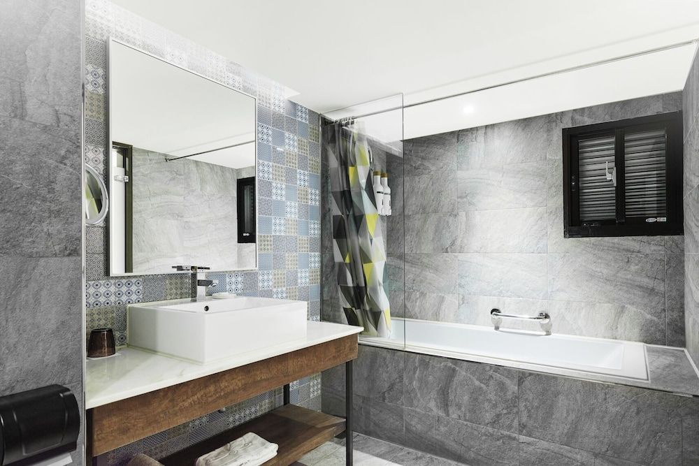 Lan Kwai Fong Garden Hotel Standard Double Room, No Windows 4