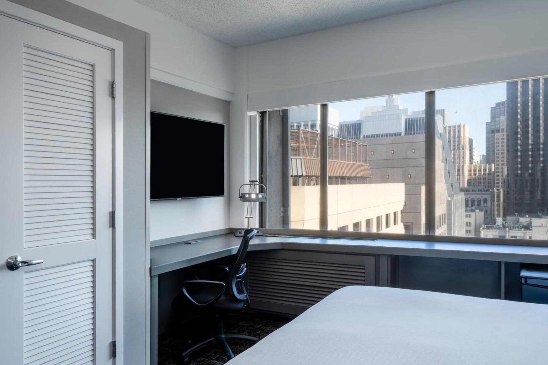 Premium Queen Room - Disability Access with Roll In Shower