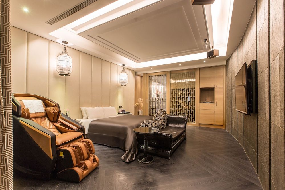 Feng Cai Motel Deluxe Double Room (Check-in after 8PM) 12