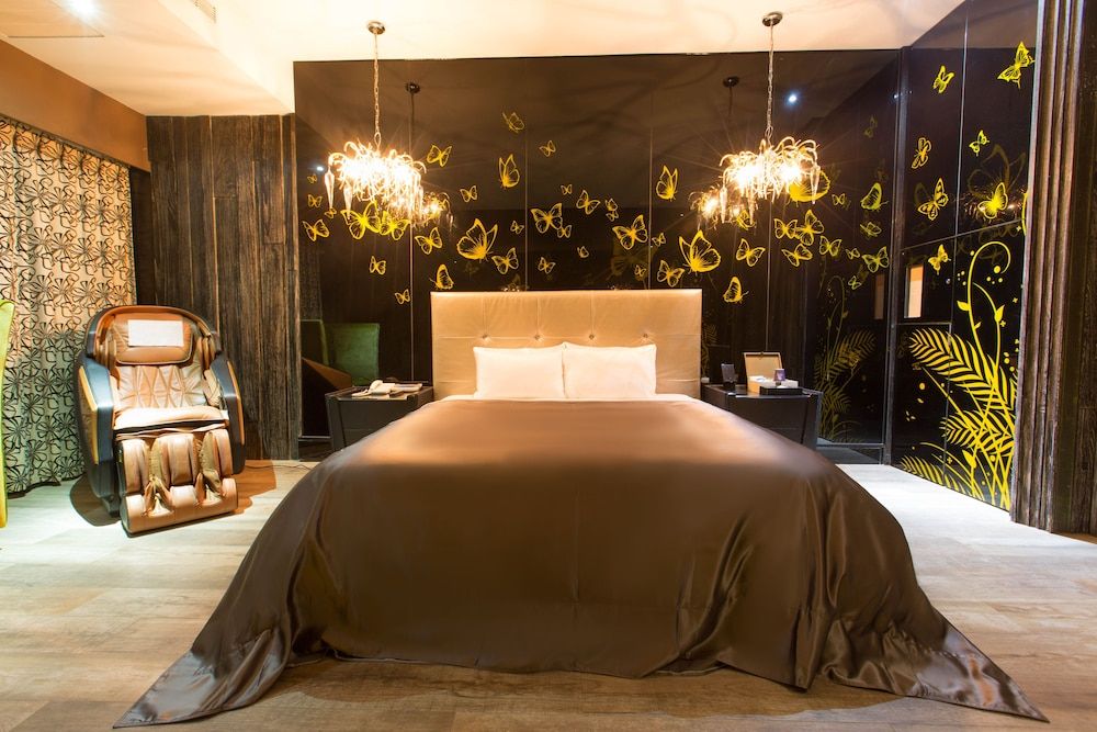 Feng Cai Motel Deluxe Double Room (Check-in after 8PM) 13